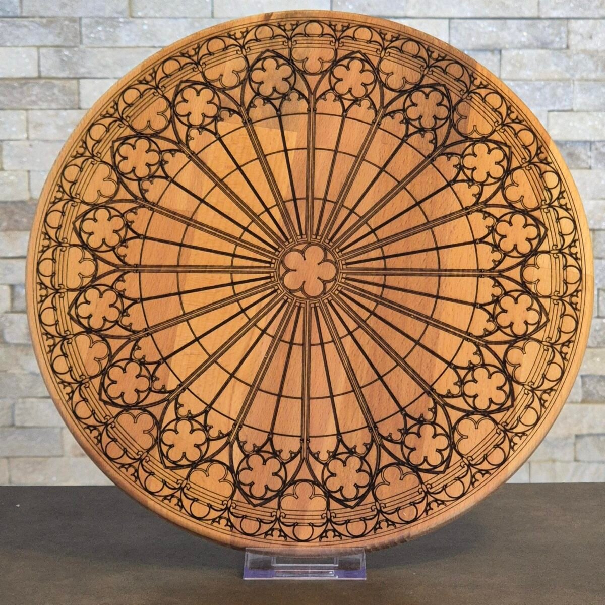 Rosace en bois inspirée de la cathédrale de Strasbourg présentée de face