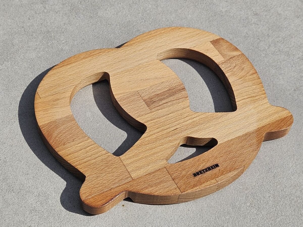 Bretzel décoratif bois massif plateau cuisine - artisanat alsacien dessous de plat résistant chaleur