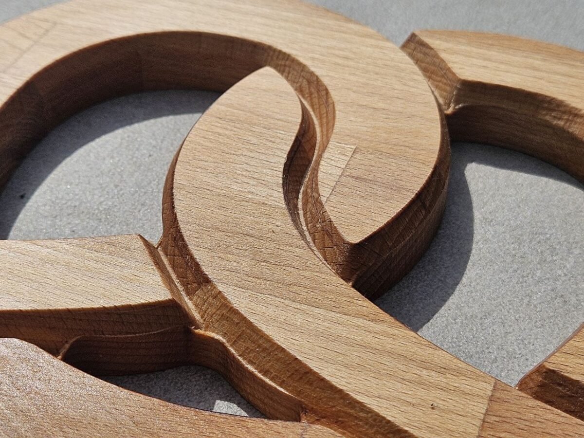 Détail finitions dessous de plat bretzel bois - qualité artisanale française plateau alsacien