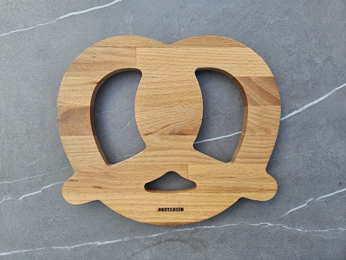 Bretzel décoratif bois massif plateau cuisine - artisanat alsacien dessous de plat BRETZHEIM