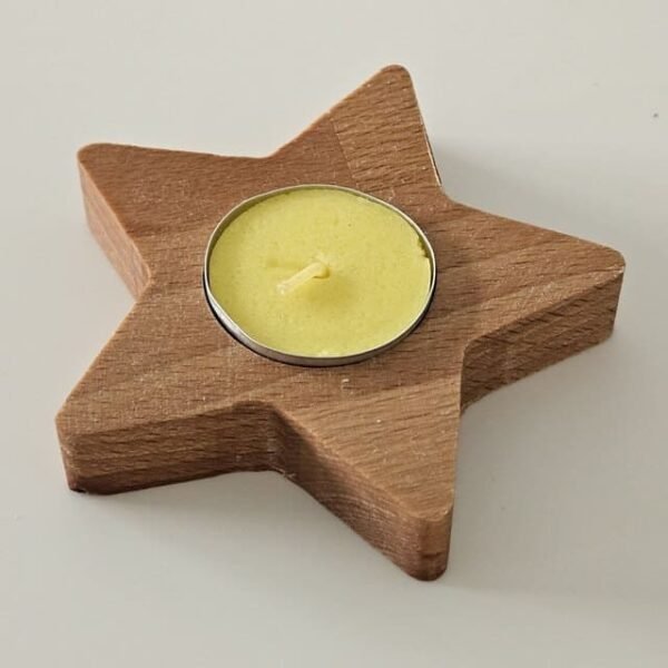 Porte-bougie étoile en bois de hêtre naturel avec bougie chauffe-plat jaune allumée, vue de face sur fond blanc"