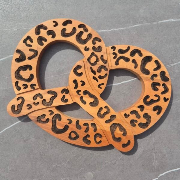 Dessous de plat Bretzel en bois avec motif léopard gravé