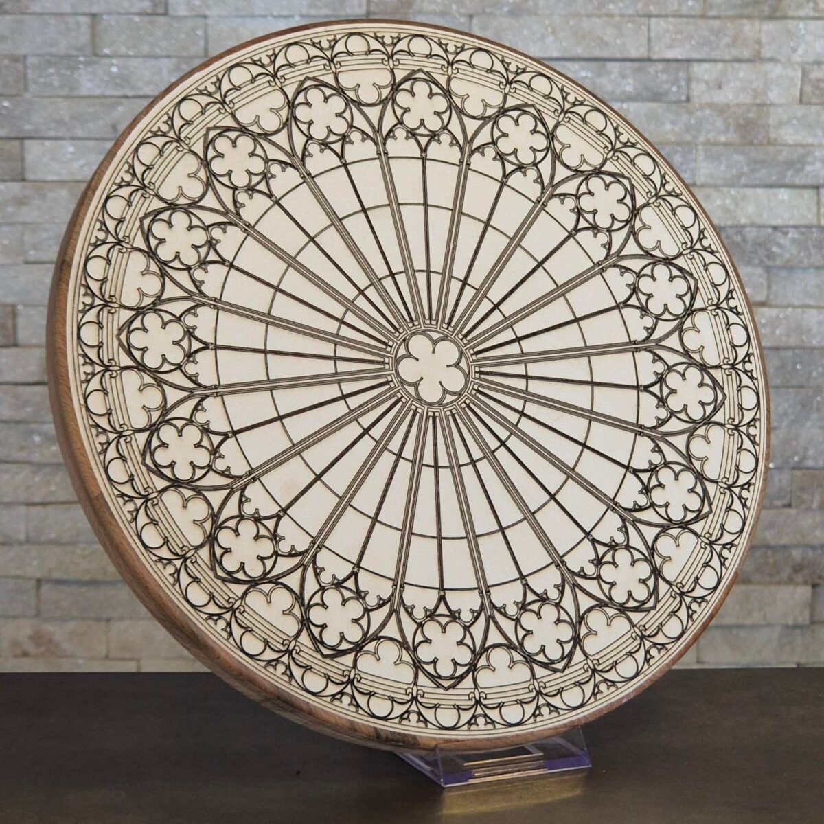 Rosace décorative de la cathédrale de Strasbourg gravée sur un plateau rond en bois