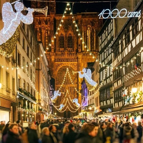 marche de noel de strasbourg devant la cathedrale pendant la nuit avec decoration anges