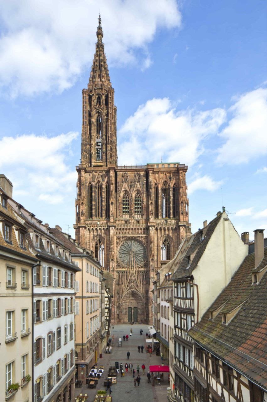 Cathédrale Notre-Dame de Strasbourg avec sa flèche gothique dominant les maisons alsaciennes à colombages du centre historique
