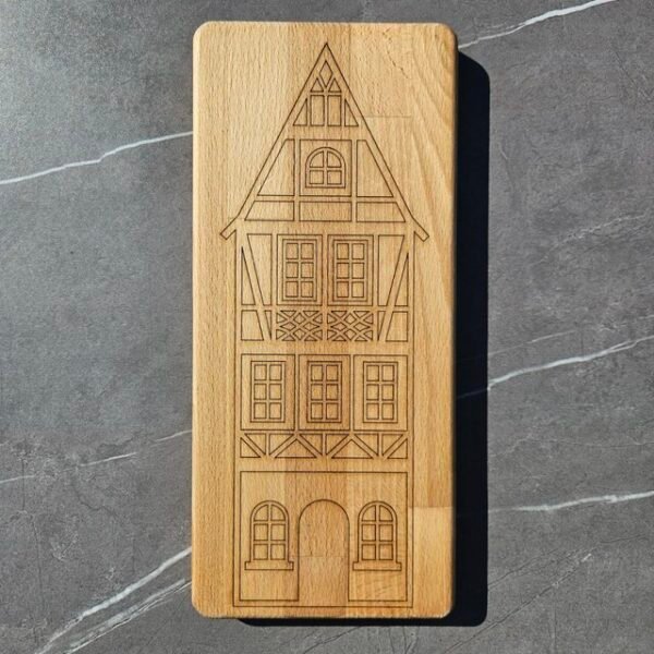 planche apéritif rectangulaire avec motif gravé au laser d'une maison à colombage alsacienne
