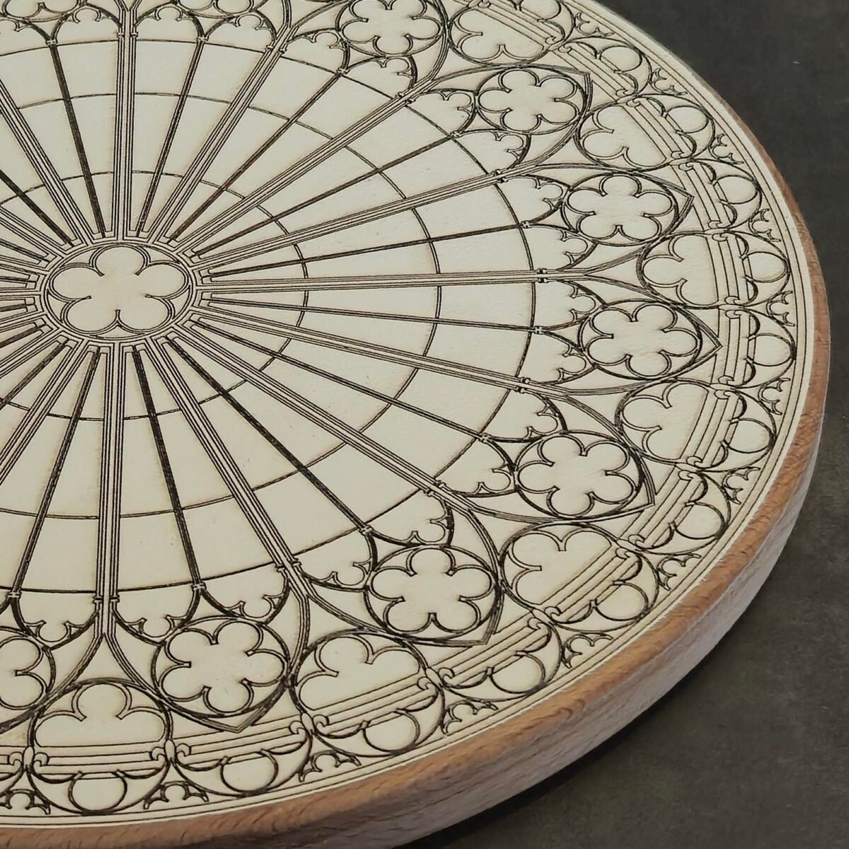 Gros plan sur les détails de la gravure gothique d’une rosace en bois inspirée de Strasbourg