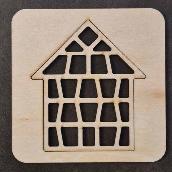 Petit dessous de verre en bois en forme carre avec une maison alsacienne gravée
