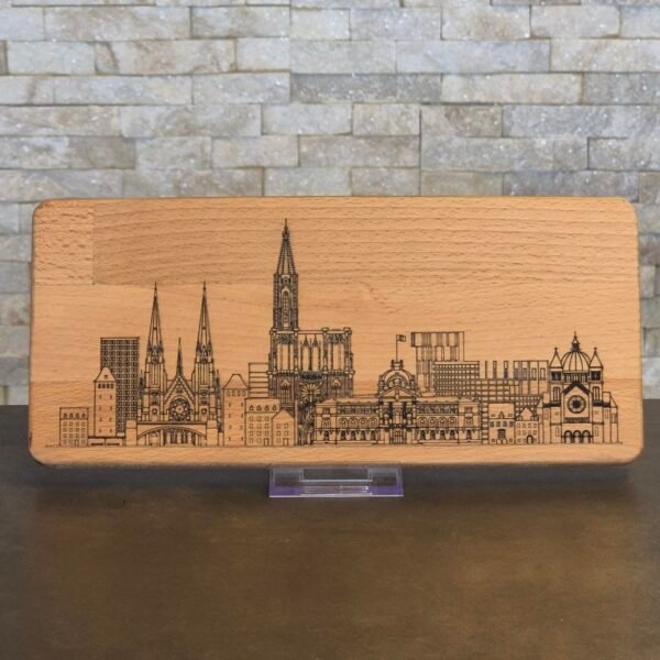 Planchette à découper en bois gravée avec les monuments de Strasbourg